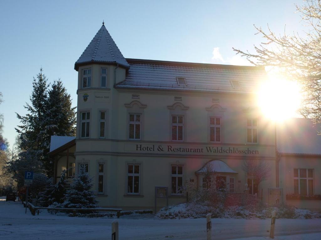 Hotel & Restaurant Waldschloesschen Kyritz Exterior foto